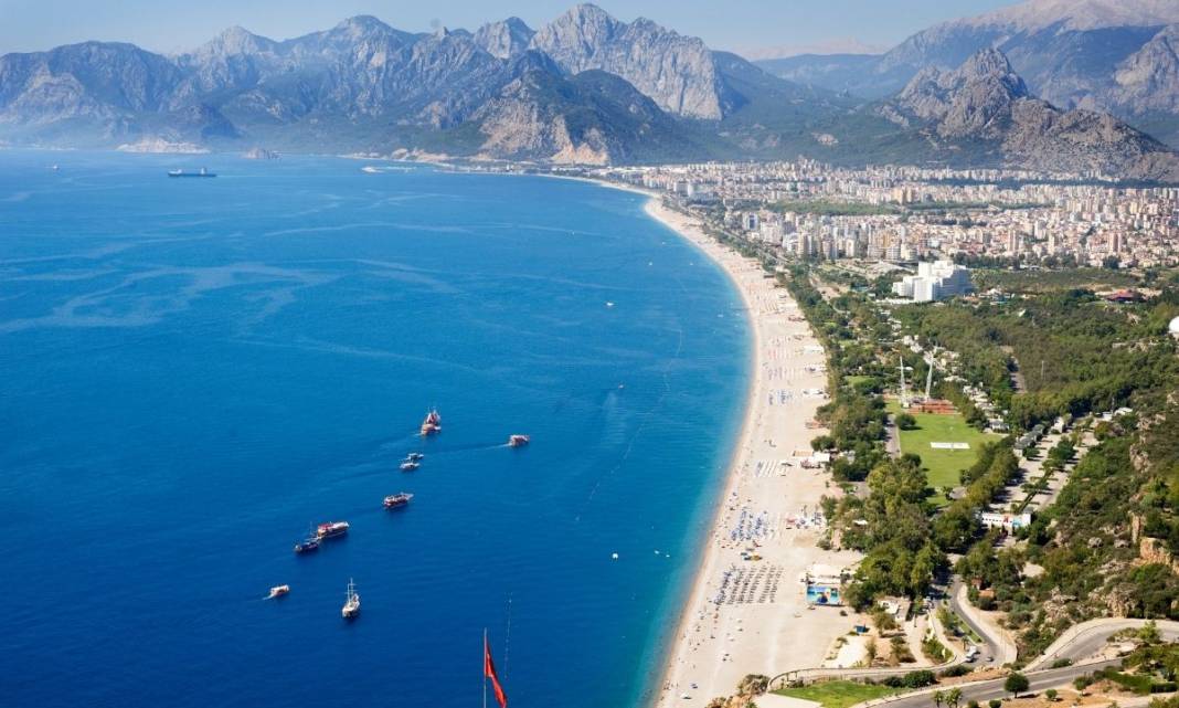 "Sonbaharda Denize Girilir mi?" Sorusunun Yanıtı Antalya'da! 2